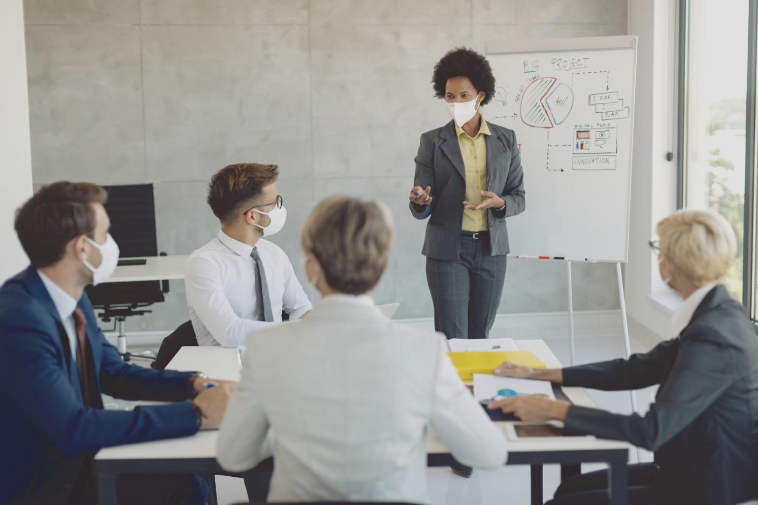 Consultor financiero revisando estrategias de inversión personalizadas